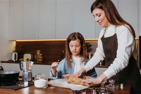 Madre E Hija Cocinando En La Cocina De Casa Foto Gratis
