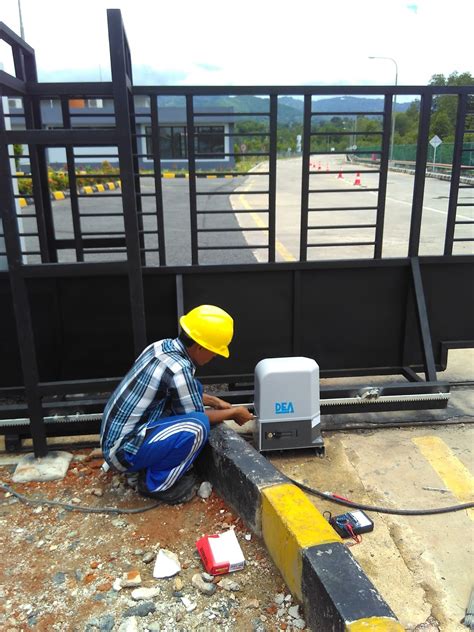 Akan tetapi di samping itu sebenarnya pagar rumah juga berfungsi menambah keindahan lingkungan. Pintu Pagar Remote Italy | Pintu Pagar Otomatis