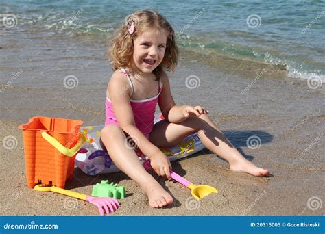 Het Spelen Van Het Meisje Op Strand Stock Afbeelding Image Of Vakantie Graaf