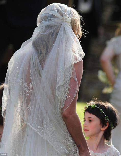 Si eu cred ca a fost o miresica frumusica foc:). Kate Moss Wedding Dress - fashionDrip