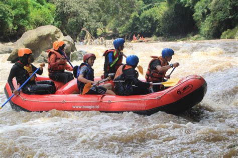 Paket Wisata Garut, Gathering, dan Outing - Arung Jeram Sungai Cimanuk