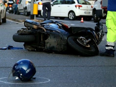 Roma Incidente Tra Due Moto E Un Auto In Via Della Pineta Sacchetti
