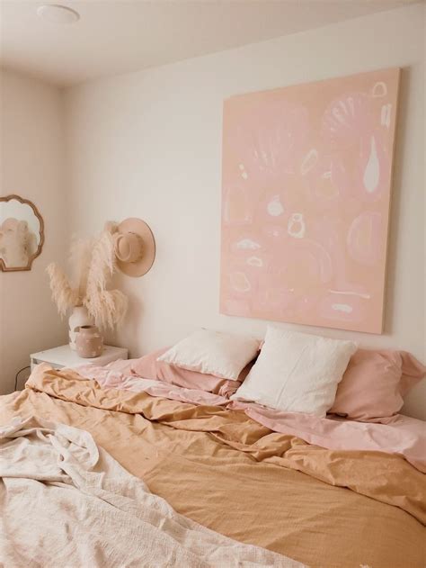 These tiny rooms make designing a college bedroom or studio apartment seem too easy to be true. pink tones | Hipster bedroom decor, Hipster room decor ...
