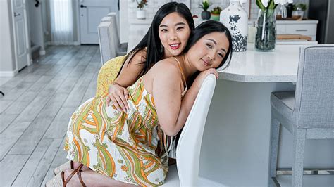 Video Good Looking Babes Elle Lee And Sarah Song Fuck With A Big