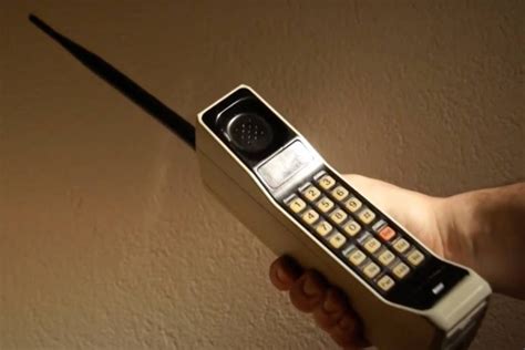 il primo cellulare al mondo il modello che ha fatto la storia oggi in vendita a più di 100mila