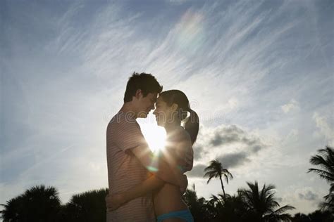 pares adolescentes románticos que abrazan en la playa imagen de archivo imagen de gente
