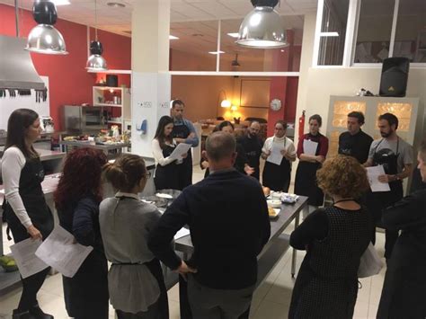 Plaza san felipe neri, 6, valencia, valencia 46021 direcciones. Valencia Club Cocina vuelve a los fogones - Guía Hedonista