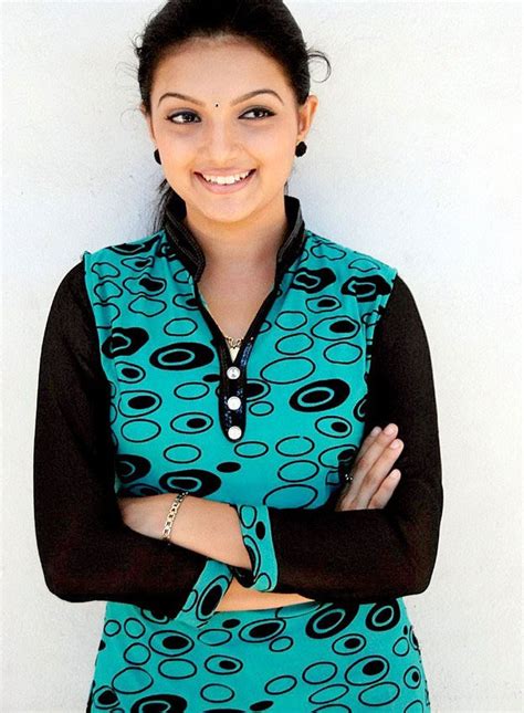 Tamil Actress Photo Saranya Mohan Latest Cute Stills