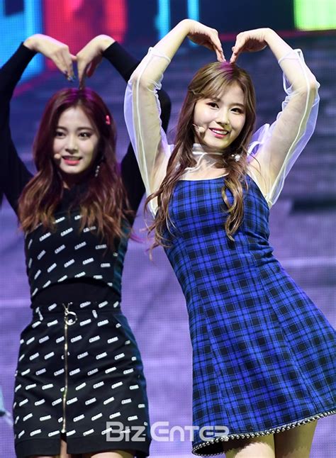 1eng트와이스 쯔위 vs 여자아이들 우기 중국어 발음 비교/대만중국어 대륙중국어 차이/ 쯔. BZ포토 트와이스 쯔위-사나, 심쿵하게 - 이투데이