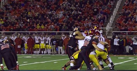 USC gets a gift from the Pac-12 refs on this controversial call - FanBuzz