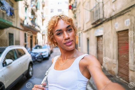摆在和做selfie的性感的shemale妇女 库存照片 图片 包括有 头发 空白 爱好健美者 艺术性 150254574