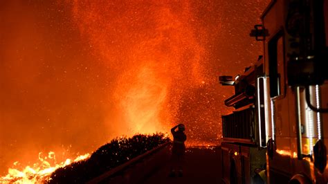 Tornádo zpustošilo jih moravy, zanechalo za sebou oběti a mnoho zraněných. Rare 'Firenado' Spotted in California Amid Dangerous Heat ...
