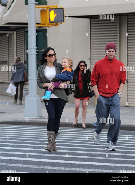 Jason Hoppy His Wife Bethenny Frankel And Their Daughter Bryn Go For A Stroll In Manhattan Where