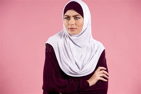 Arabische Junge Frau Im Hijab Mit Den Armen Kreuzte Stockbild Bild Von Rosa Getrennt 137565785