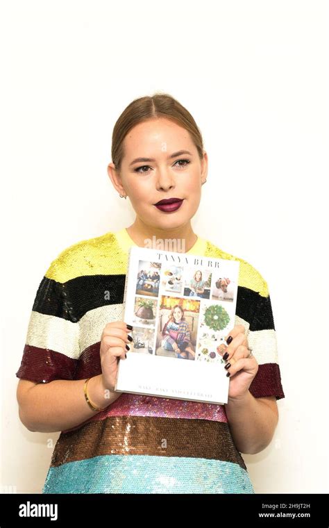 Tanya Burr The Youtube Vlogger Posing For Photos At Waterstones In
