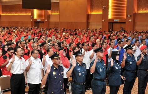Bernama has reported that the congress of union of employees in the public and civil services (cuepacs) wants the malaysian government to consider giving double salary increment to all civil servants. Civil Servants From These States Will Be Getting An Extra ...