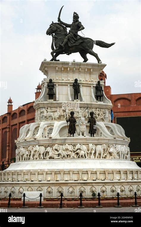 Maharaja Ranjit Singh Statue In Amritsar Punjab India Stock Photo Alamy