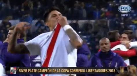 River Plate Vs Boca Juniors Enzo Pérez Besó El Escudo Del Cuadro