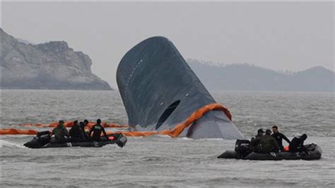 South Korean Ferry Sinking Rescuers Rush To Reach Hundreds India Today