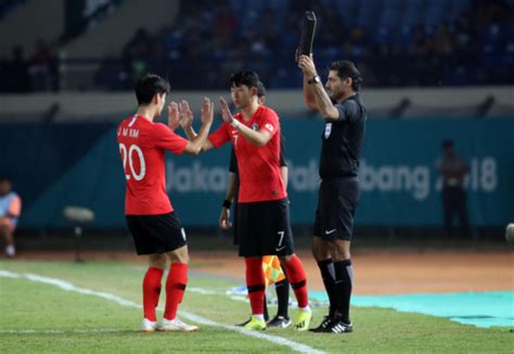 그럼에도 김정민 개인에 대한 인기, 인지도는 여전했기 때문에 음악방송에서는 1위를 다투는 등 상위권까지 오르면서 선전했다. 2018 아시안게임 축구 손흥민, 후반 13분 투입 '김정민 OUT'…한국 ...