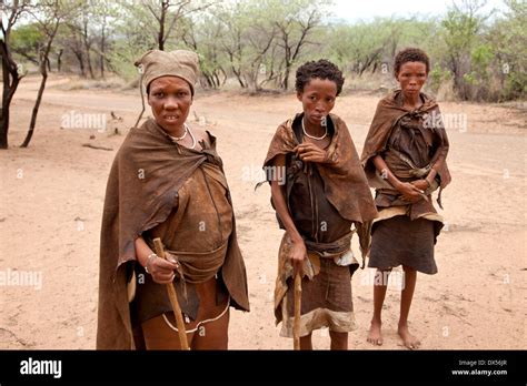 san oder buschmänner frauen in traditioneller kleidung ghanzi botswana stockfotografie alamy