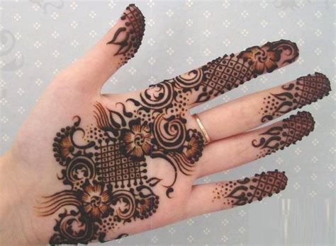 Mehndi is a form of body art and temporary skin decoration usually. Front Hand Mehndi Designs - Easy And Simple Henna Designs ...
