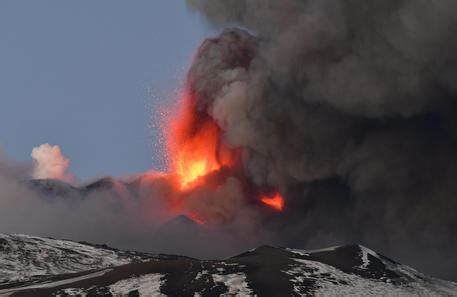 We did not find results for: Eruzione dell'Etna, dal vulcano lava e un'alta colonna ...