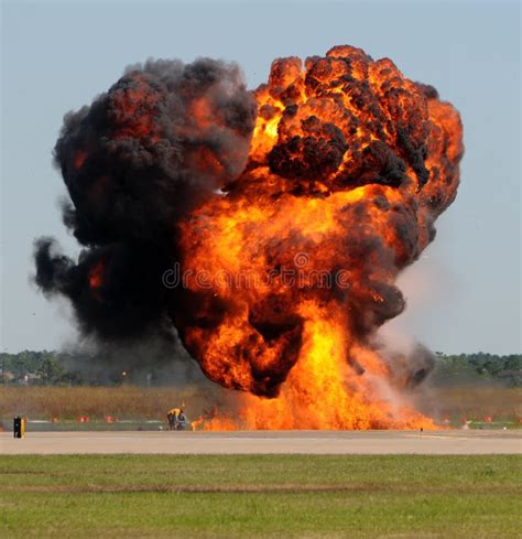 Explosão Gigante Foto De Stock Imagem De Inferno Foguete 11655416