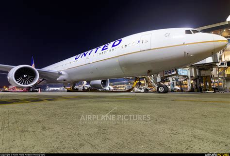N2333u United Airlines Boeing 777 300er At Mumbai Chhatrapati