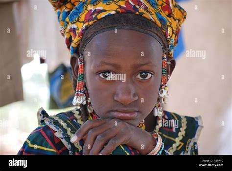 A Beautiful Fulani Girl In Rural Niger Africa Stock Photo Alamy
