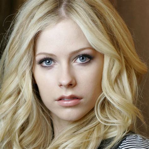 Watch the video to #wearewarriors here: Avril Lavigne : Celebs