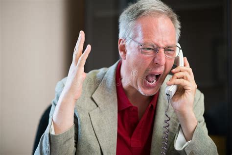 Homem Irritado Que Grita No Telefone Foto De Stock Imagem De Gritaria
