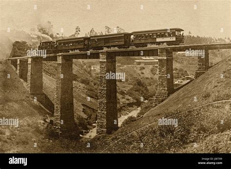 Foto Vintage De La Década De 1900 Del Tren De Juguete En El Puente De