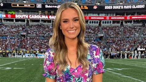 Espn Sideline Reporter Molly Mcgrath Goes Viral For On Field Sprint In