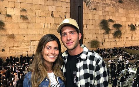 הערב באנשים, הדוגמנית קורל סימנוביץ' מספרת בראיון לאורלי מירקין על הילדות לצד מערכת היחסים המתוקשרת של אביה רוני עם. TMI | האם סרג׳י רוברטו חוזר בתשובה?