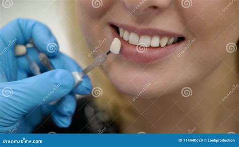 Doutor Do Dentista Que Verifica A Brancura Dos Dentes Pacientes Imagem