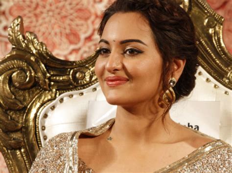 வாரிசு நடிகைக்கும் ரகசிய காதலருக்கும் நிச்சயதார்த்தமா Sonakshi Sinha Breaks Silence On