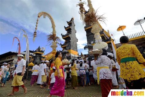 Foto Umat Hindu Di Bali Rayakan Galungan Merdeka Com