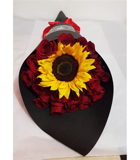 Ramo En Cono Con Un Girasol Rodeado De Rosas Rojas Girasoles Y Rosas