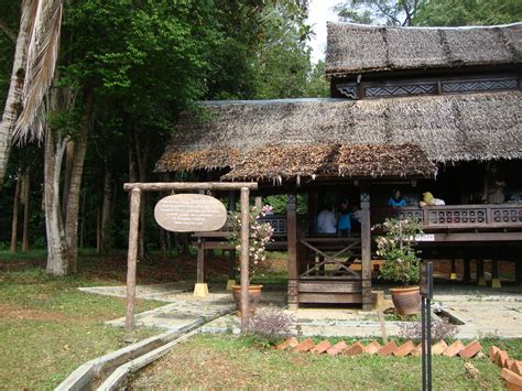 Bahagian yang terakhir adalah rumah negeri sembilan yang memiliki informasi berkaitan senibina bangunan serta budaya masyarakat negeri sembilan pada masa silam. Cikgu Halimah@School: SENIBINA RUMAH TRADISIONAL DI MALAYSIA