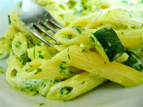 Ricetta della torta di pasta alle 4 verdure. Come fare la pasta con le zucchine | Donna Moderna