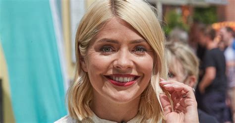Itv This Mornings Holly Willoughby Shows Off Tiny Waist In Flawless