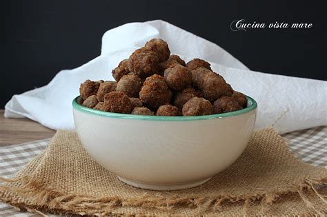 Complimenti x le tue ricette semplici e buonissime… per le polpette, con questa ricetta potrei farle anche senza sugo, ma farle fritte o al forno? Polpettine di carne
