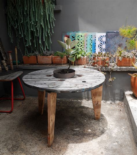 Vidéo de tutoriel pour fabriquer une table basse avec un plateau en bois de palette avec des pieds métalliques en tête d'épingle (hairpin). Table basse bobine et planche de palette | Bricolage table ...