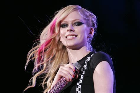 Avril Lavigne Dismisses Rehab Rumors On Twitter