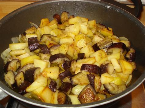 Sbucciare le prime e tagliarle a dadini, tagliare a pezzi anche le melanzane. patate e melanzane alla genovese