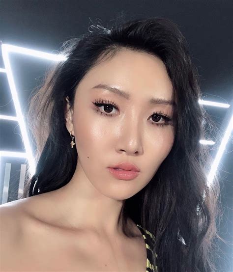 Mamamoos Hwasa Reveals Her Makeup Routine For Dewy Bronzed Skin
