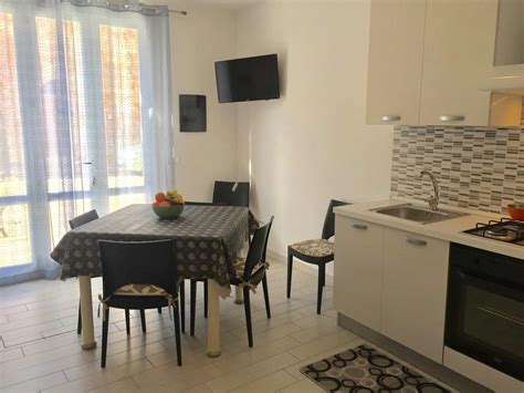 San vito lo capo tp via cristoforo colombo, 125 si vende una palazzina con 4 appartamenti di varie metrature in fase di costruzione 2 appartamenti con giardino sotto e 2 appartamenti con terrazzo sopra ogni appartamento ha scala singola singola entratta con wc cucina salone e camera da letto e posto auto prezzo trattabile 800.000 mila euro Appartamento Arimondi, bilocale a due passi dal centro di ...