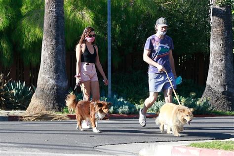 Aubrey Plaza Jeff Baena İki Köpeğini Günlük Yürüyüşe Çıkardı
