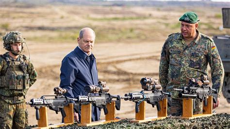 Verteidigung Kanzler lässt sich Gefechtsübung der Bundeswehr zeigen